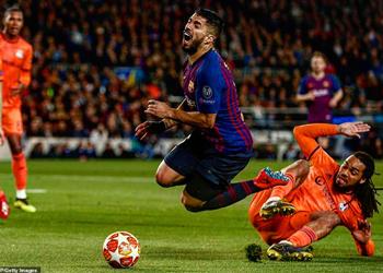 فيديو خبير تحكيمي ركلة جزاء لويس سواريز أمام ليون ليست صحيحة