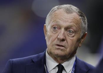 رئيس ليون ينتقد التحكيم بعد الإقصاء أمام برشلونة في دوري أبطال أوروبا