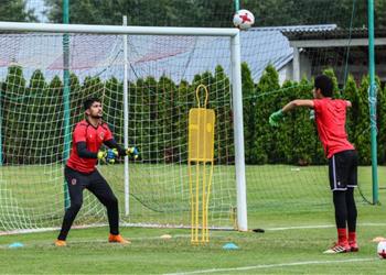 مدرب الأهلي علي لطفي حارس موهوب وهذه نصيحتي له