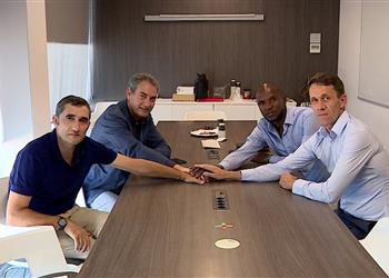 صورة برشلونة يراقب صفقته المحتملة من ملعب إنتر ميلان