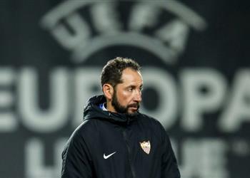 رسمي ا إشبيلية ي علن إقالة مدربه عقب الخروج من الدوري الأوروبي ويكشف بديله