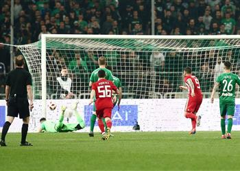 الشغب الجماهيري يتسبب في إلغاء مباراة باناثينايكوس وأولمبياكوس في حضور احمد كوكا