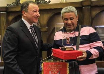 الخطيب يهدي درع الأهلي إلى رئيس شبيبة الساورة