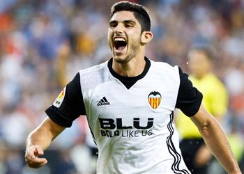 مانشستر يونايتد يخطط لضم لاعب فالنسيا بعد تجاهل برشلونة وريال مدريد