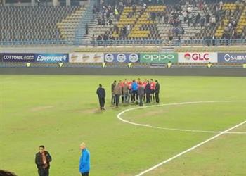 كهربا يشتبك مع حكم مباراة الزمالك والمقاولون والجماهير تلقي الزجاجات