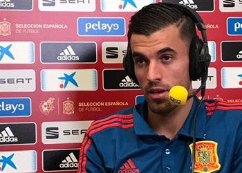 سيبايوس سعيد بثقة إنريكي وننتظر بيكيه بأذرع مفتوحة في المنتخب الإسباني