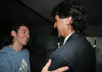 كيمبس محذر ا فالنسيا قبل نهائي كأس الملك برشلونة مع ميسي مثل وحش بعشرة رؤوس