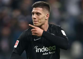 رئيس فرانفكورت يوضح حقيقة عرض برشلونة ليوفيتش