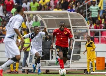 طرائف إفريقيا أمين عمر يوقف مباراة بوتسوانا وأنجولا بسبب الكشافات