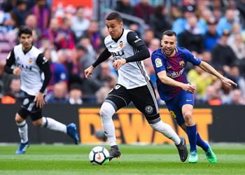 مهاجم فالنسيا يرد على أنباء انتقاله لبرشلونة