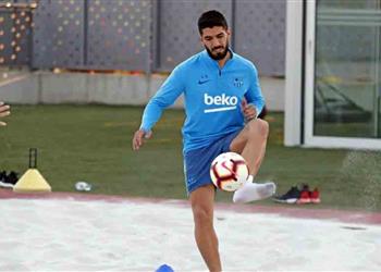 سواريز يتدرب منفردا ويقترب من العودة لبرشلونة في الديربي