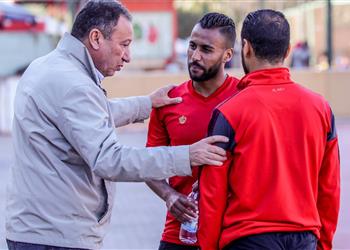 مران الأهلي محمود الخطيب يؤازر اللاعبين قبل مباراة الزمالك