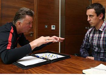 بعد انتقاده لسولشاير نيفيل مهاجم ا فان خال أسوأ مدرب في تاريخ مانشستر يونايتد