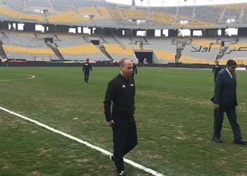 حكم مباراة الأهلي والزمالك يحسم موقفه من إقامة القمة بعد تفقد أرضية برج العرب