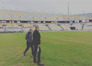 مباراة الأهلي والزمالك عبد الحفيظ بعد معاينة ملعب برج العرب دي مش أرضية يتلعب عليها