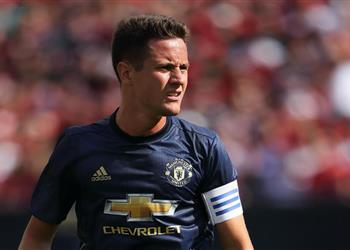 هيريرا يشترط راتب ا كبير ا للبقاء في مانشستر يونايتد وسان جيرمان يترقب