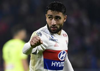 ليون يوافق على بيع نبيل فقير وسط ترقب ليفربول وريال مدريد