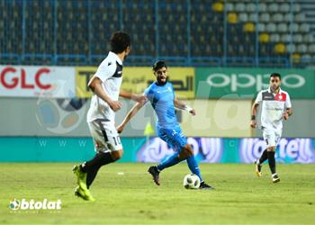 فرجاني يداعب أبو جبل بعد تسجيل هدف الزمالك الأول أمام سموحة