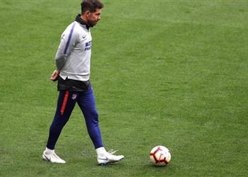 آس لاعبو أتلتيكو مدريد مقتنعون بإمكانية الفوز على برشلونة