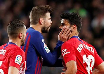 ماذا قال بيكيه لكوستا بعد سبه لحكم مباراة برشلونة وأتلتيكو مدريد