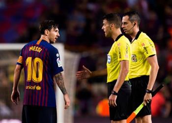 بالفيديو حكم مباراة برشلونة وأتلتيكو مدريد يتجاهل طرد ميسي في واقعة مشابهة لكوستا