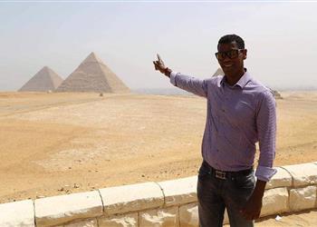 مدافع البرازيل السابق يزور مقر قرعة كأس أمم إفريقيا