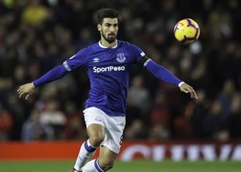 مدرب إيفرتون يلقي بالكرة في ملعب برشلونة لحسم مصير جوميز