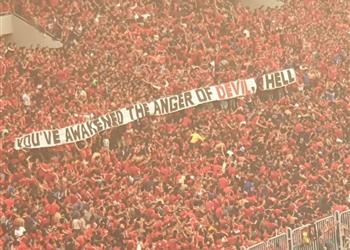 جماهير الأهلي تدعم اللاعبين بعد انتهاء الشوط الأول أمام صن داونز وتهاجم الحكم