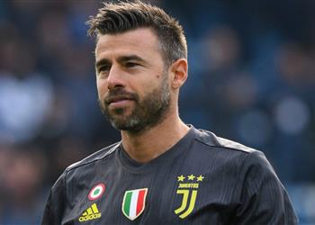 بارزالي يعلن اعتزاله كرة القدم بنهاية الموسم