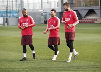 فالفيردي يعلن قائمة برشلونة لمواجهة مانشستر يونايتد عودة ليونيل ميسي