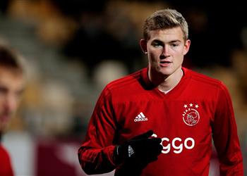 والد خطيبته لو كنت مكان دي ليخت لانتقلت إلى برشلونة للعب بجانب ميسي