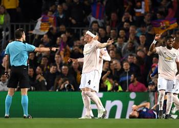 حكم إسباني سابق برشلونة كان يستحق ركلة جزاء أمام مانشستر يونايتد