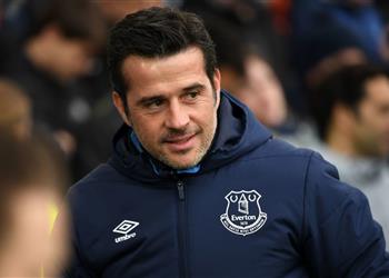 مدرب إيفرتون ياري مينا لن يشارك أمام مانشستر يونايتد وسنعاني لغياب جوميز