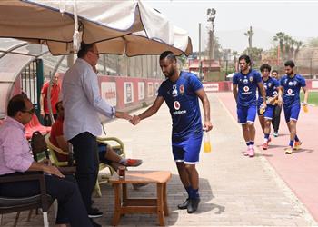 مراسل بطولات يرصد كواليس يوم عاصف في الأهلي بعد الهزيمة من بيراميدز اجتماعات الخطيب مع لاسارتي واللاعبين توتر في المران ومشجع يقتحم التتش وسط هتافات لاذعة من أعضاء النادي