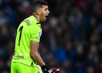 حارس ريال سوسيداد يتشكك في صحة هدف فوز برشلونة