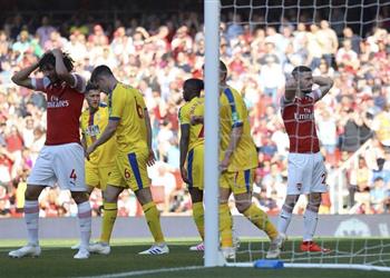 جماهير آرسنال تسخر من النني وتطالب برحيله بعد الخسارة من كريستال بالاس