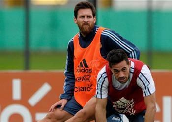 لاعب أرجنتيني يثير الجدل بسبب تصريحاته عن ميسي ويحاول تبرئة نفسه