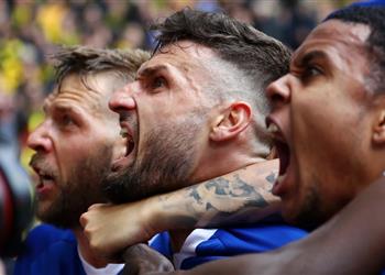 فيديو شالكه يضرب دورتموند برباعية ويقدم هدية لبايرن ميونخ في صراع البوندسليجا