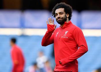 مجدي عبد الغني يداعب محمد صلاح بعد تصدره ترتيب هدافي الدوري الإنجليزي