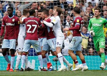 فيديو واقعة غريبة في التشامبيونشيب مدرب ليدز يجبر لاعبيه على استقبال هدف من أستون فيلا