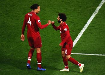 قبل الاعلان الرسمي محمد صلاح يهنئ فان ديك بحصوله على جائزة لاعب العام في الدوري الإنجليزي