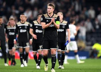 دي ليخت الفرصة التي أهدرناها أمام توتنهام عار علينا