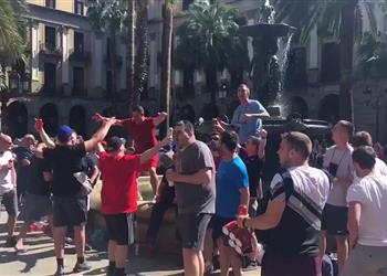 بالفيديو جماهير ليفربول يثيرون الشغب فور وصولهم لبرشلونة ويعتدون على المواطنين