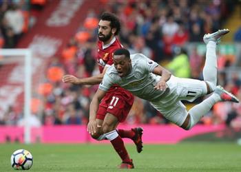 جاري نيفيل على مارسيال أن ينظر لماني وصلاح لتطوير مستواه