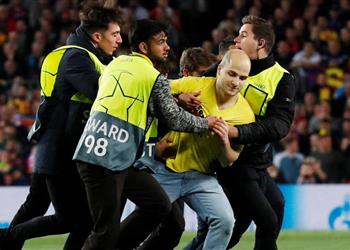 مشجع يقتحم مباراة برشلونة وليفربول بدوري أبطال أوروبا