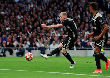 وكيل نجم أياكس يلمح لاقترابه من الانتقال للدوري الإيطالي