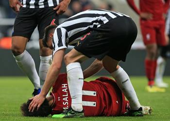 دموعك غالية علينا يا عالمي إصابة محمد صلاح تثير مخاوف وقلق لاعبي ومسئولي الكرة في مصر