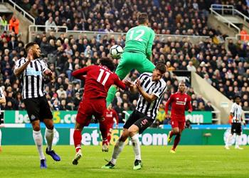 حارس نيوكاسل يروي تفاصيل إصابة صلاح شعرنا بالخوف لأنه لم يرد