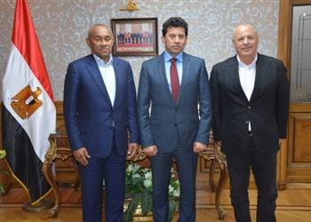 وزير الرياضة يجتمع مع رئيس الـ كاف لبحث آخر استعدادات أمم إفريقيا