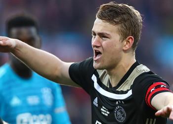 تقارير دي ليخت يرفض عرضين من إنجلترا وإيطاليا لرغبته في الانتقال لبرشلونة